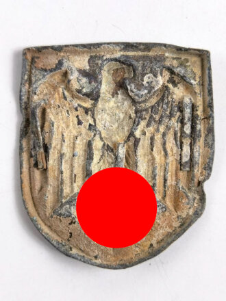 Adlerschild zum Tropenhelm der Wehrmacht. Ungereinigter Bodenfund