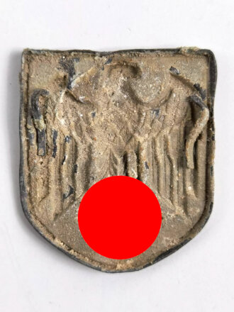 Adlerschild zum Tropenhelm der Wehrmacht. Ungereinigter Bodenfund