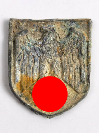 Adlerschild zum Tropenhelm der Wehrmacht. Ungereinigter...