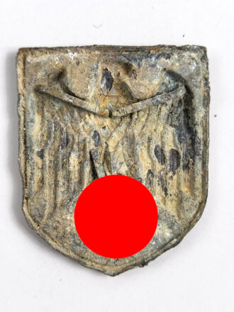 Adlerschild zum Tropenhelm der Wehrmacht. Ungereinigter Bodenfund