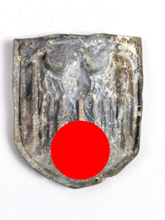 Adlerschild zum Tropenhelm der Wehrmacht. Ungereinigter Bodenfund