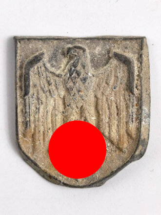 Adlerschild zum Tropenhelm der Wehrmacht. Ungereinigter...