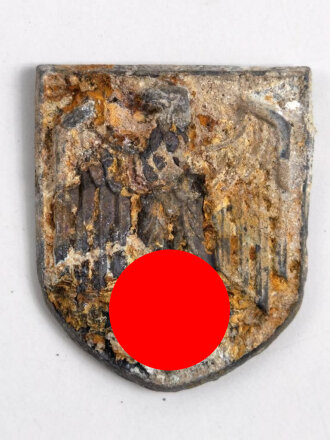 Adlerschild zum Tropenhelm der Wehrmacht. Ungereinigter Bodenfund