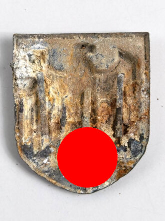 Adlerschild zum Tropenhelm der Wehrmacht. Ungereinigter...