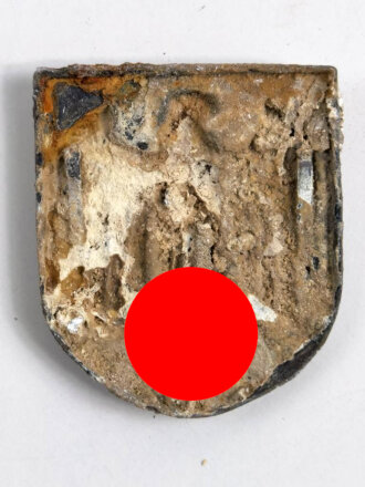 Adlerschild zum Tropenhelm der Wehrmacht. Ungereinigter Bodenfund