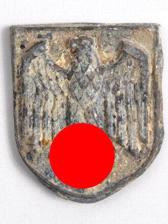 Adlerschild zum Tropenhelm der Wehrmacht. Ungereinigter Bodenfund