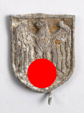 Adlerschild zum Tropenhelm der Wehrmacht. Ungereinigter Bodenfund