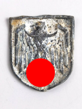 Adlerschild zum Tropenhelm der Wehrmacht. Ungereinigter...