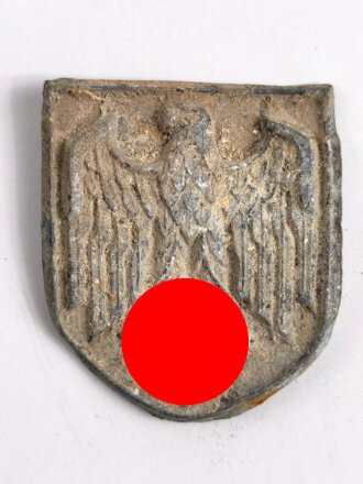 Adlerschild zum Tropenhelm der Wehrmacht. Ungereinigter...