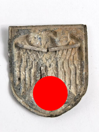 Adlerschild zum Tropenhelm der Wehrmacht. Ungereinigter Bodenfund