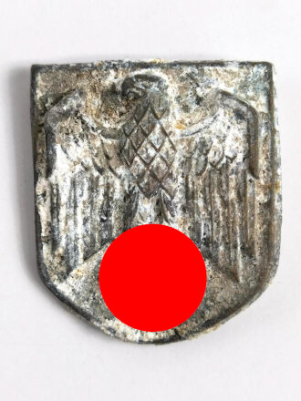 Adlerschild zum Tropenhelm der Wehrmacht. Ungereinigter Bodenfund