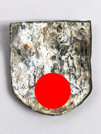 Adlerschild zum Tropenhelm der Wehrmacht. Ungereinigter Bodenfund