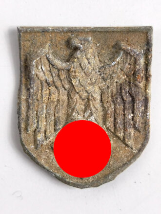 Adlerschild zum Tropenhelm der Wehrmacht. Ungereinigter Bodenfund