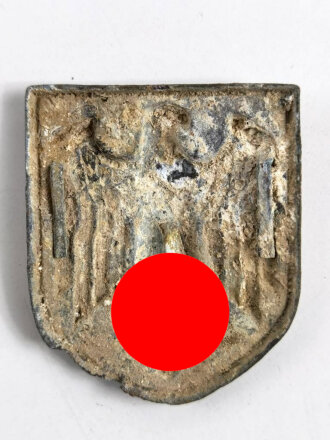 Adlerschild zum Tropenhelm der Wehrmacht. Ungereinigter Bodenfund