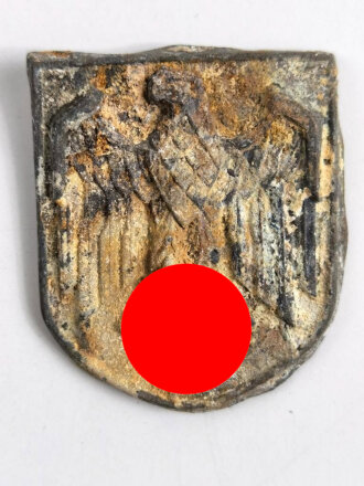 Adlerschild zum Tropenhelm der Wehrmacht. Ungereinigter Bodenfund