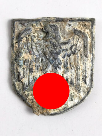 Adlerschild zum Tropenhelm der Wehrmacht. Ungereinigter Bodenfund