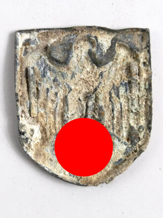 Adlerschild zum Tropenhelm der Wehrmacht. Ungereinigter Bodenfund