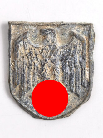 Adlerschild zum Tropenhelm der Wehrmacht. Ungereinigter Bodenfund