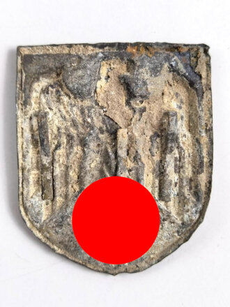 Adlerschild zum Tropenhelm der Wehrmacht. Ungereinigter...