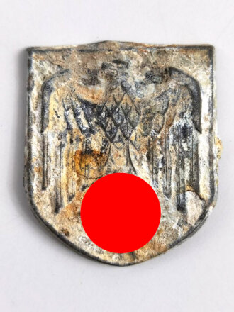 Adlerschild zum Tropenhelm der Wehrmacht. Ungereinigter Bodenfund