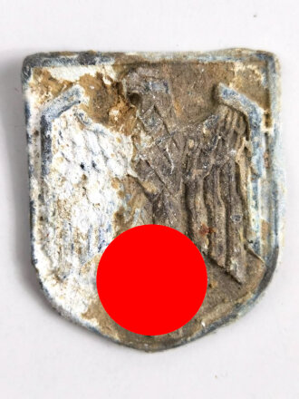 Adlerschild zum Tropenhelm der Wehrmacht. Ungereinigter Bodenfund