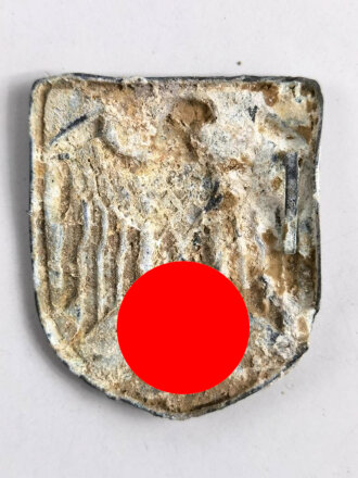 Adlerschild zum Tropenhelm der Wehrmacht. Ungereinigter Bodenfund