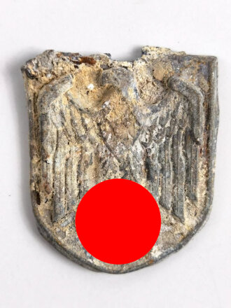 Adlerschild zum Tropenhelm der Wehrmacht. Ungereinigter Bodenfund