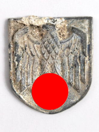 Adlerschild zum Tropenhelm der Wehrmacht. Ungereinigter...