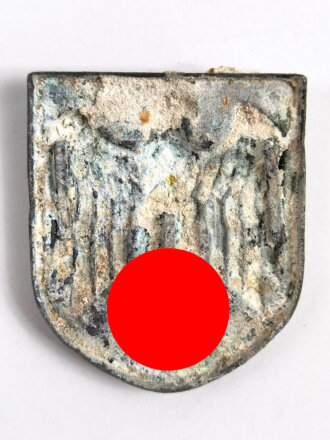 Adlerschild zum Tropenhelm der Wehrmacht. Ungereinigter...