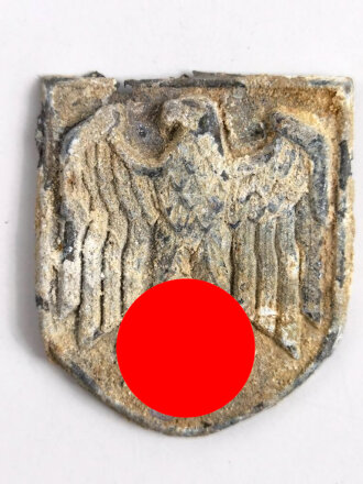 Adlerschild zum Tropenhelm der Wehrmacht. Ungereinigter...