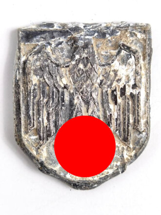 Adlerschild zum Tropenhelm der Wehrmacht. Ungereinigter Bodenfund