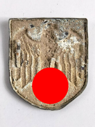 Adlerschild zum Tropenhelm der Wehrmacht. Ungereinigter Bodenfund