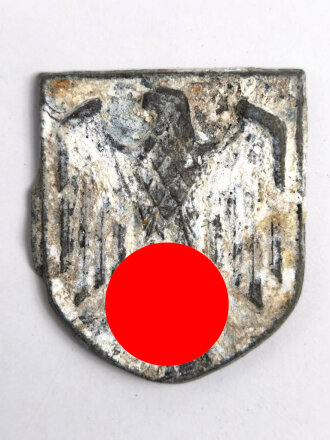 Adlerschild zum Tropenhelm der Wehrmacht. Ungereinigter...