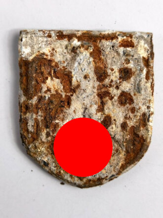 Adlerschild zum Tropenhelm der Wehrmacht. Ungereinigter Bodenfund