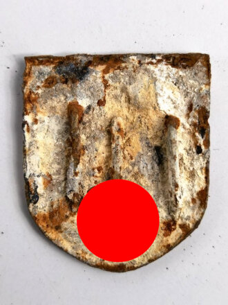 Adlerschild zum Tropenhelm der Wehrmacht. Ungereinigter Bodenfund