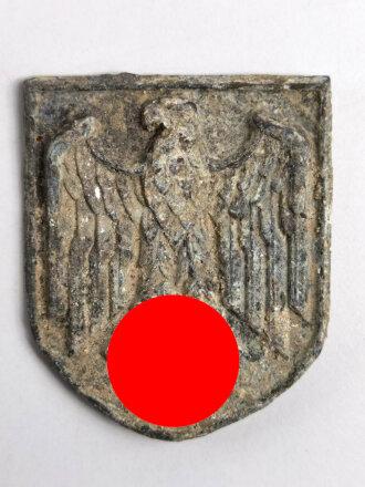 Adlerschild zum Tropenhelm der Wehrmacht. Ungereinigter Bodenfund