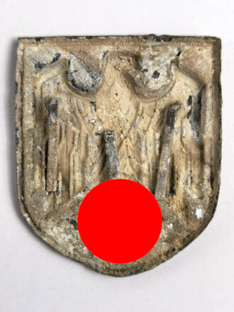 Adlerschild zum Tropenhelm der Wehrmacht. Ungereinigter...