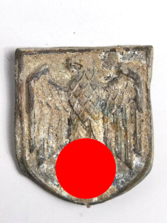 Adlerschild zum Tropenhelm der Wehrmacht. Ungereinigter Bodenfund