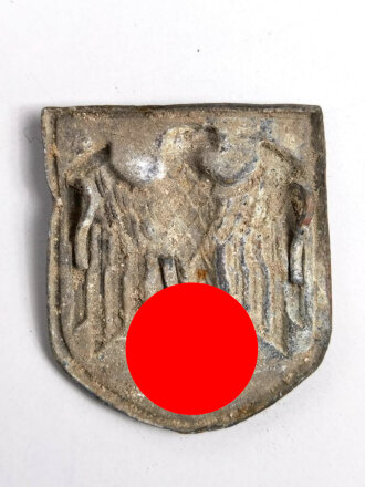 Adlerschild zum Tropenhelm der Wehrmacht. Ungereinigter...