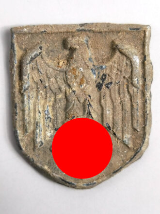 Adlerschild zum Tropenhelm der Wehrmacht. Ungereinigter...