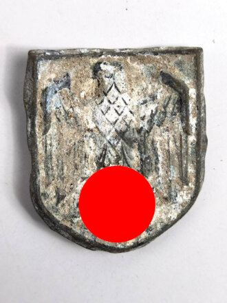 Adlerschild zum Tropenhelm der Wehrmacht. Ungereinigter Bodenfund