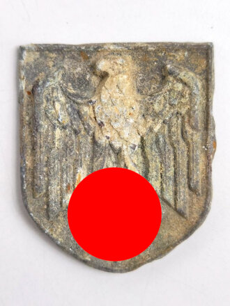 Adlerschild zum Tropenhelm der Wehrmacht. Ungereinigter Bodenfund