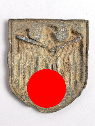 Adlerschild zum Tropenhelm der Wehrmacht. Ungereinigter Bodenfund