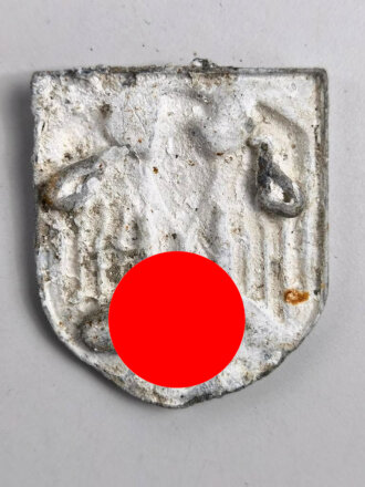 Adlerschild zum Tropenhelm der Wehrmacht. Ungereinigter Bodenfund