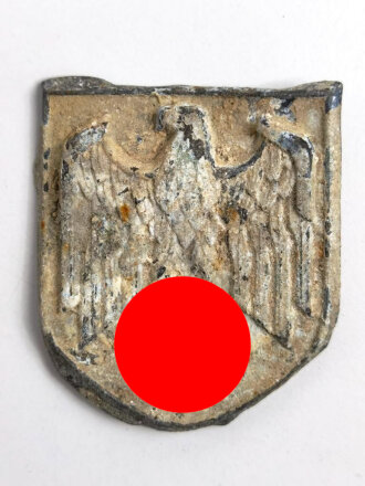 Adlerschild zum Tropenhelm der Wehrmacht. Ungereinigter...