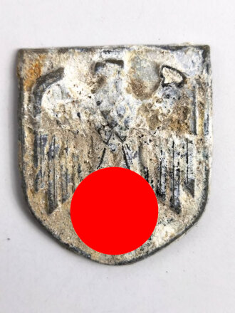 Adlerschild zum Tropenhelm der Wehrmacht. Ungereinigter...