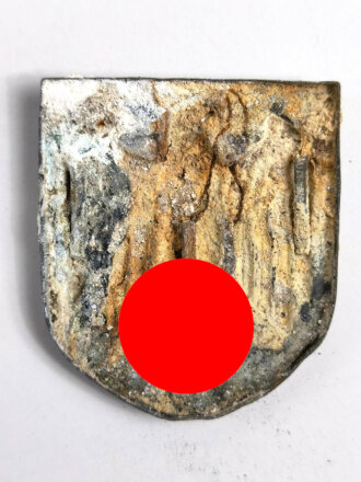 Adlerschild zum Tropenhelm der Wehrmacht. Ungereinigter Bodenfund