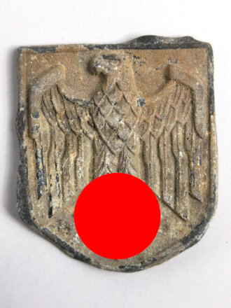 Adlerschild zum Tropenhelm der Wehrmacht. Ungereinigter Bodenfund