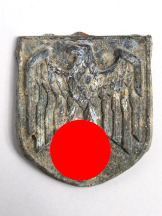 Adlerschild zum Tropenhelm der Wehrmacht. Ungereinigter Bodenfund