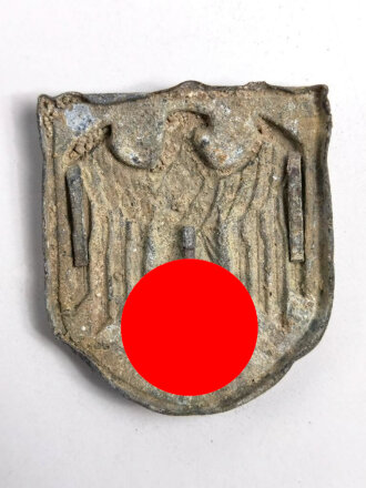 Adlerschild zum Tropenhelm der Wehrmacht. Ungereinigter...